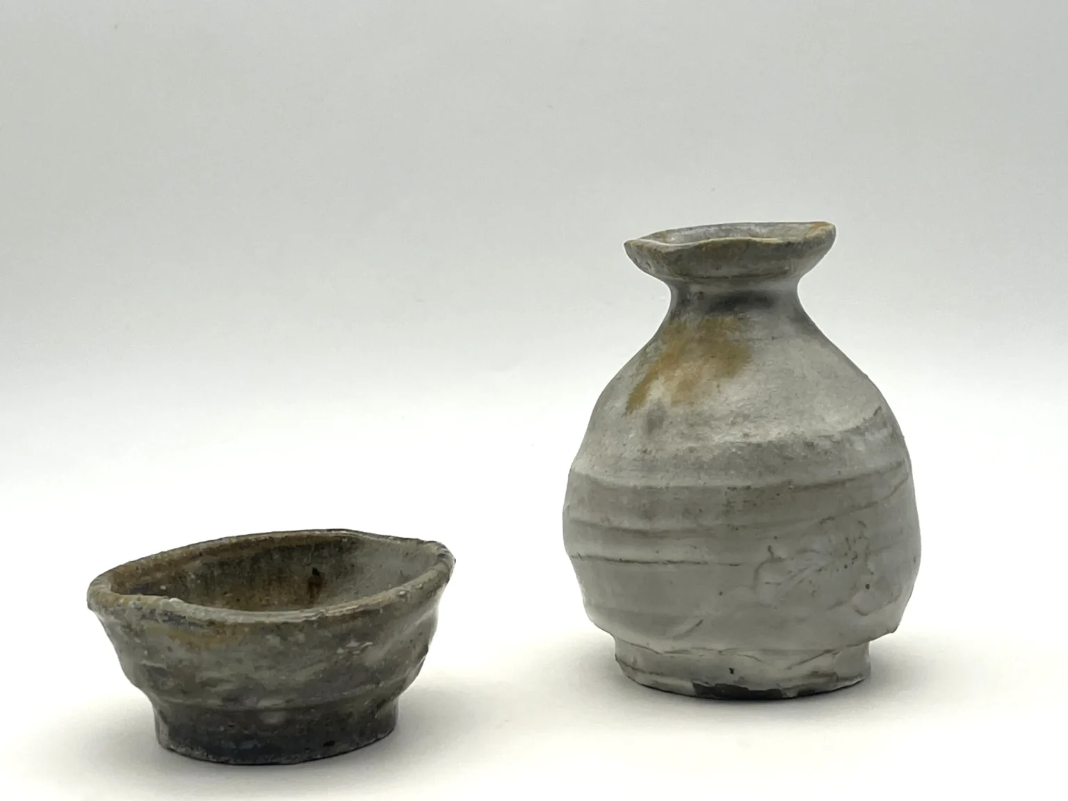 Anagama brown sake bottle and ochoko, side view by Timi Lantos Ceramics